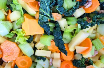 Verdure miste di Orto st'Orto, pulite e tagliate in piccoli pezzi per essere pronte all'uso.