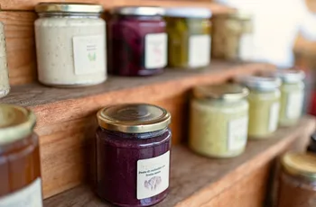 Vasetti di salse, conserve e marmellate artigianali, prodotti con la frutta e verdura di Orto st'Orto.